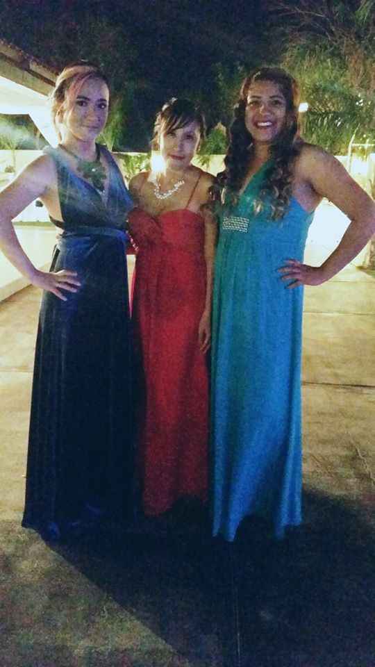 Con mis amigas (la de rojo es una de mis damas)