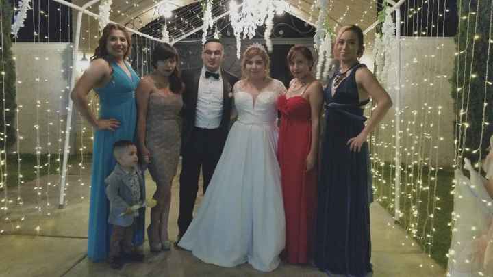 Con los novios y mis amigas (la chica de beige es otra de mis damas)