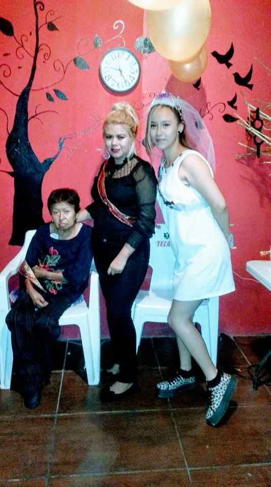 Con mi cuñada y la abuelita de mi esposo