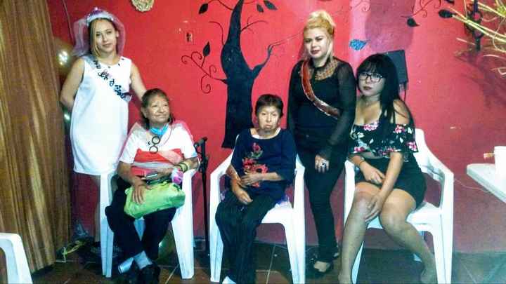 Con mis cuñadas, la abuelita y la tía de mi esposo