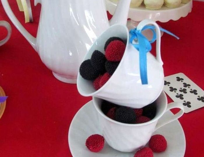 unas tacitas de té con dulces
