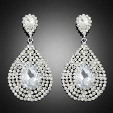 Yo te recomendaría unos aretes largo y con eso se vería hermoso!!!!