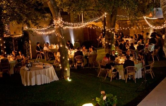 Mexi: Yo te recomendaria mucha luz, telas, y jaulitas con flores o el techo con tela y candelabros