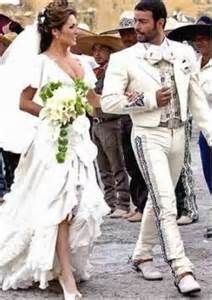 Que estilo de traje es recomendable para una fiesta de boda estilo mexicana? 10