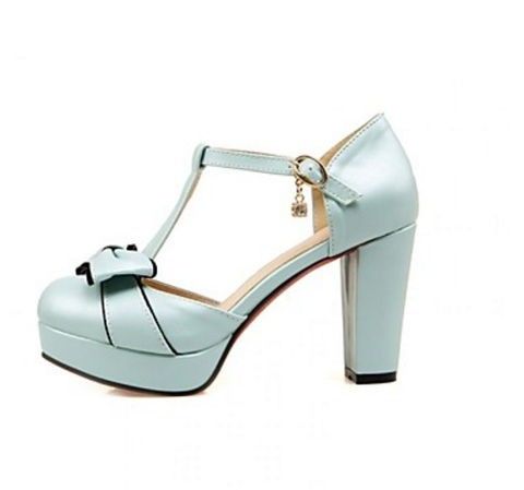 Te sugiero zapatos de tacón grueso, sin duda serán más cómodos para andar de pie y el peinado que me