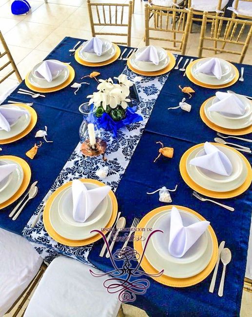 Invitaciones; centro de mesa, y manteleria 17