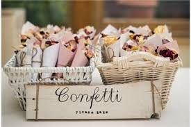 Conos con confetti o pétalos