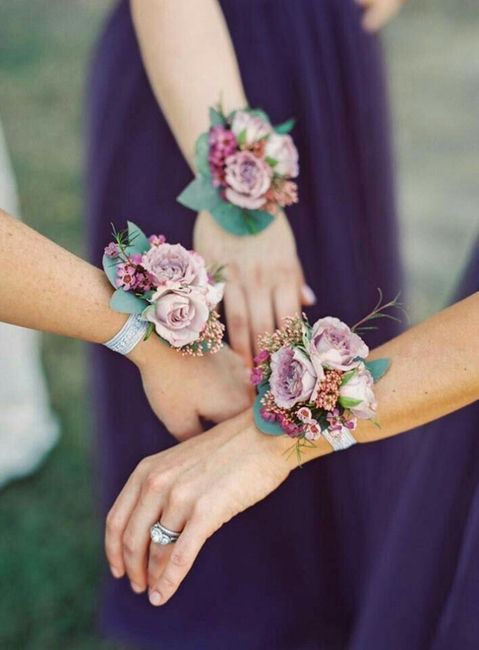 ¿qué podrían usar las damas de honor que las distinga de los demás invitados? 17