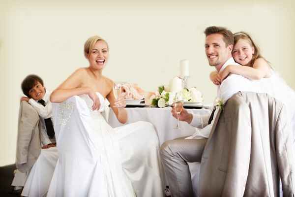 Sentarlos en la mesa con ustedes.