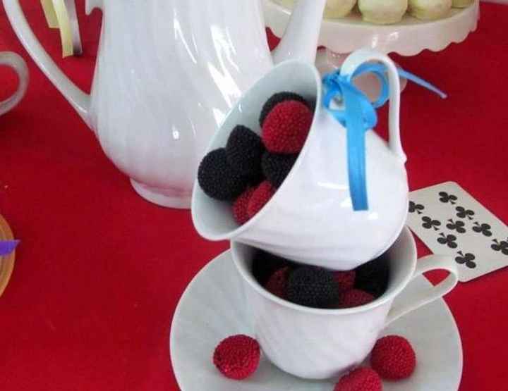 unas tacitas de té con dulces