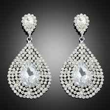 Yo te recomendaría unos aretes largo y con eso se vería hermoso!!!!