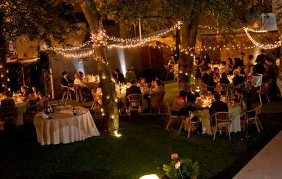 Mexi: Yo te recomendaria mucha luz, telas, y jaulitas con flores o el techo con tela y candelabros