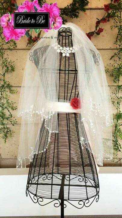 Voto por este, creo que le va perfecto a tu vestido!