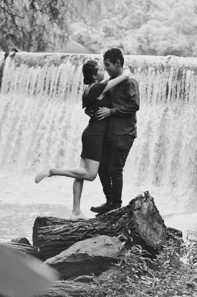 Yo elegiría esta foto, está hermosa, sólo editala y coloca el save the date!!!