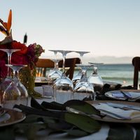 Acomodo de platos y copas estilo buffet