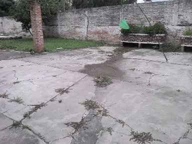 Piso descuidado y chueco :/