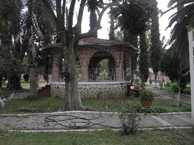 Un kiosko! lo malo es que está a la mitad y roba espacio :c