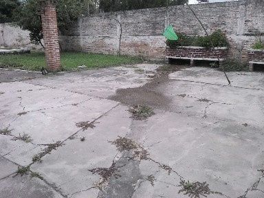 Piso descuidado y chueco :/
