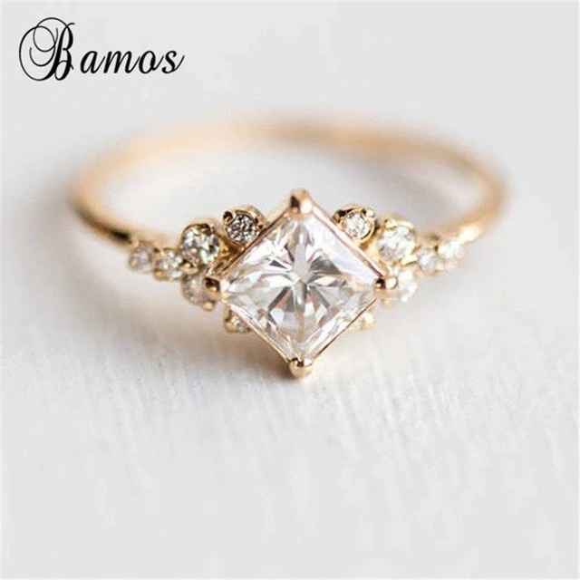 Así pero en oro blanco, yo siempre me imaginé un diamante cuadrado pero el anillo que él eligió es m