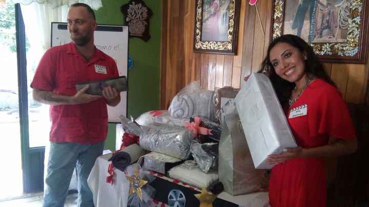 Abriendo regalos y posando con ellos