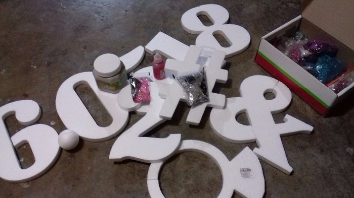 Compramos algunas pinturas y brillantina para darles mas color jaja 