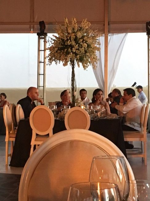 los arreglos de mesa eran altos muy hermosos con velas colgantes, la decoracion de todo se veia muy 