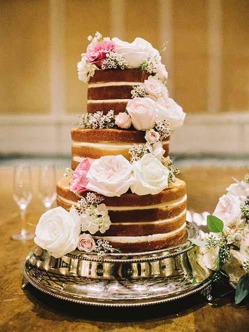 4. Pastel Desnudo con Rosas.