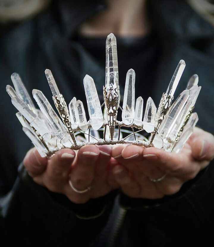 Coronas y broches de cuarzo - 11