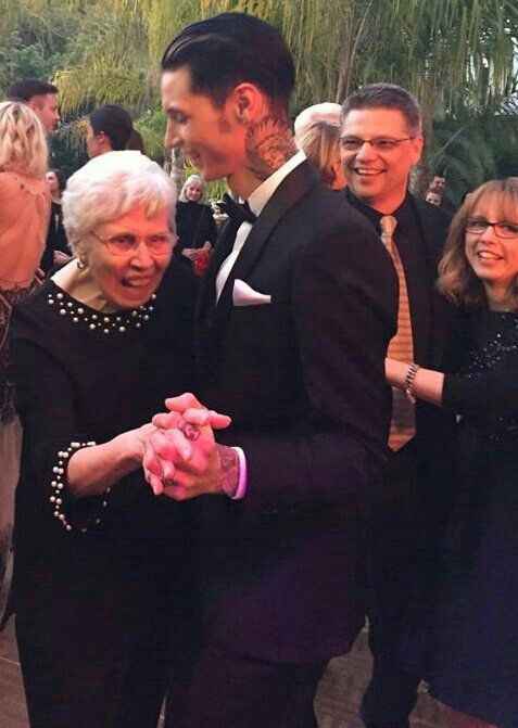Boda de andy biersack 💜 - 12