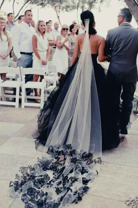  Vestidos de novia con aires goticos 💚 - 7