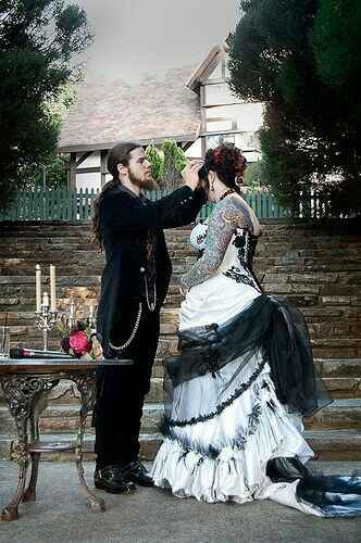  Vestidos de novia con aires goticos 💚 - 13