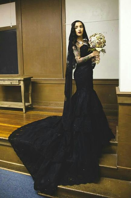  Vestidos de novia con aires goticos 💚 - 17
