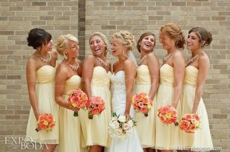 damas en amarillo