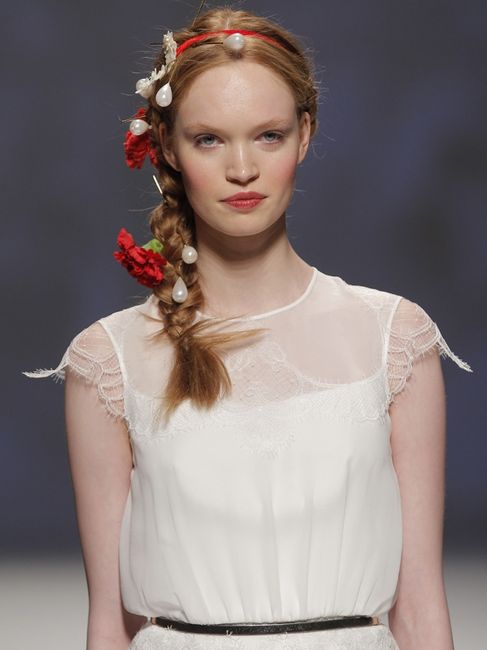 trenzas, claveles y perlas