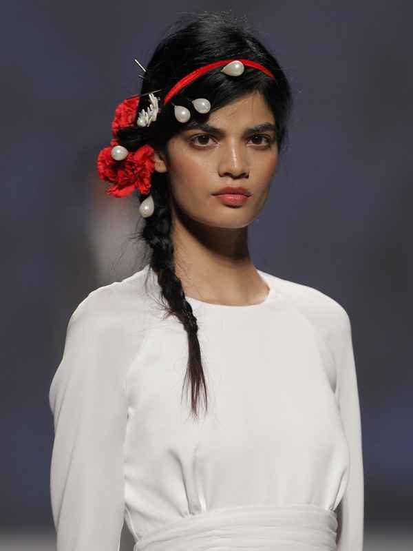 trenzas, claveles y perlas