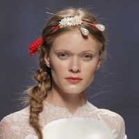 trenzas, claveles y perlas