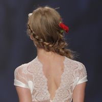 trenzas, claveles, y perlas