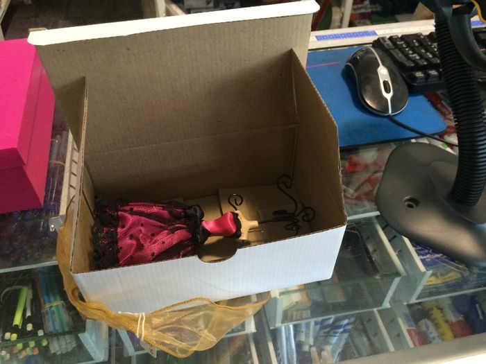 Cajita con muñeca dentro