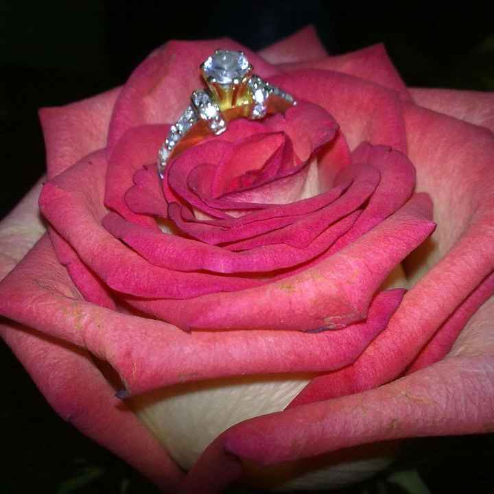 MI HERMOSO ANILLO DE COMPROMISO...