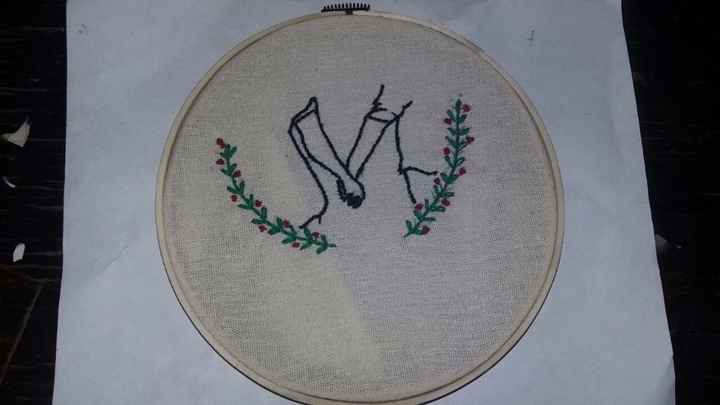 este es el primer bastidor que hizo mi mama le falta el numero de mesa y nuestras iniciales y las fe