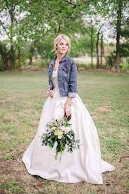 Que recomiendan usar arriba del vestido ya que mi boda será en enero por lo cual siempre hace frio ? 1