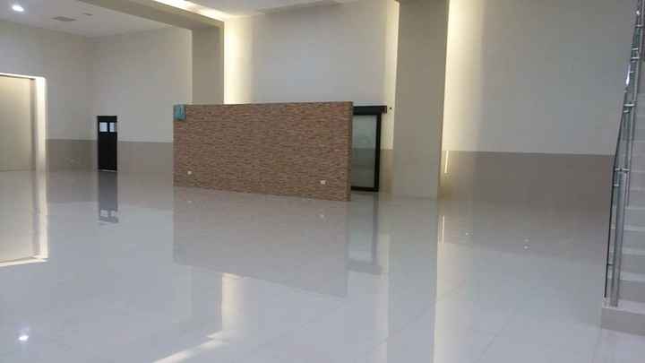 Esta es la entrada y ahí estara nuestra mesa 