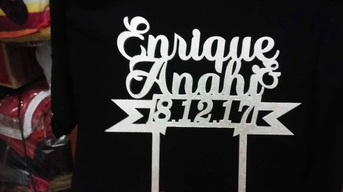 El topper que elegimos para el pastel (lo ame)