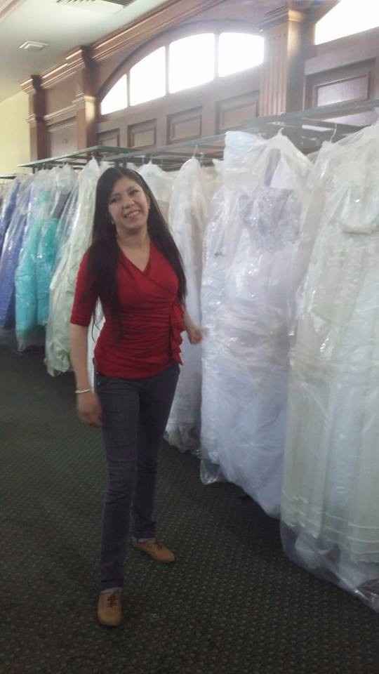en la tienda de vestidos