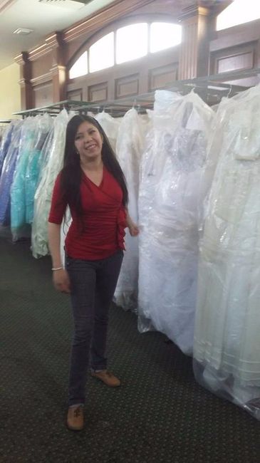 en la tienda de vestidos