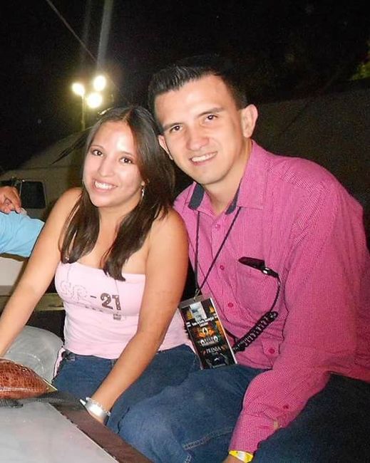 Su primera foto al ser novios - 1