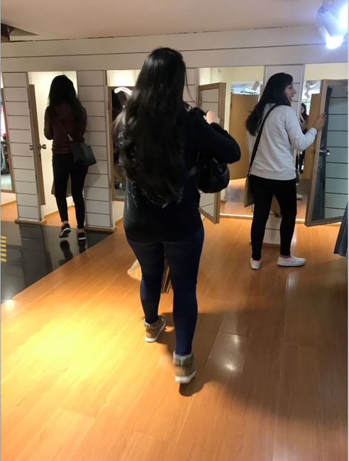 listas a probarse vestidos 