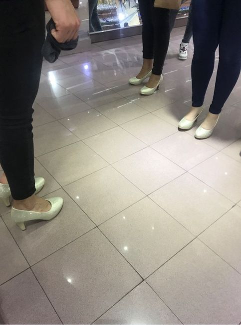 ¡los zapatitos no pueden faltar!