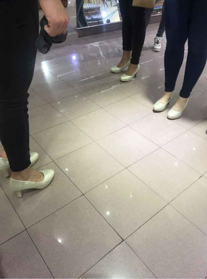 ¡los zapatitos no pueden faltar!