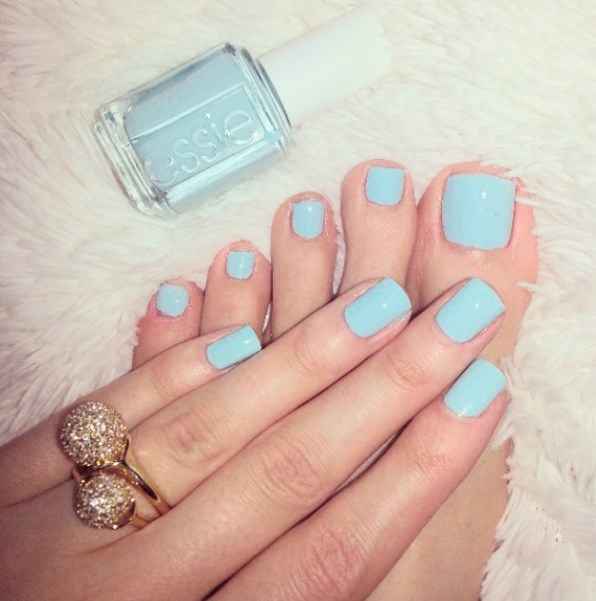 en uñas de pies y manos 